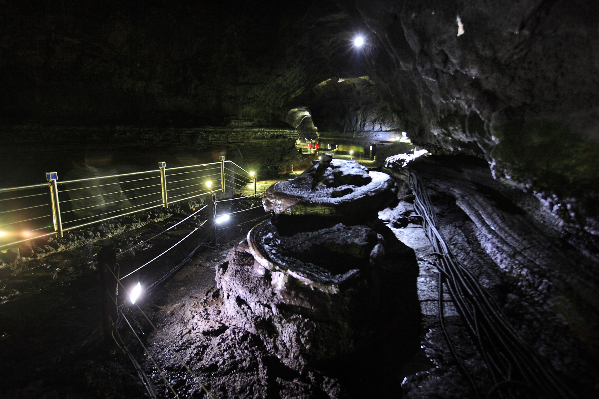 화산 섬 제주의 속살, <화산동굴 여행>