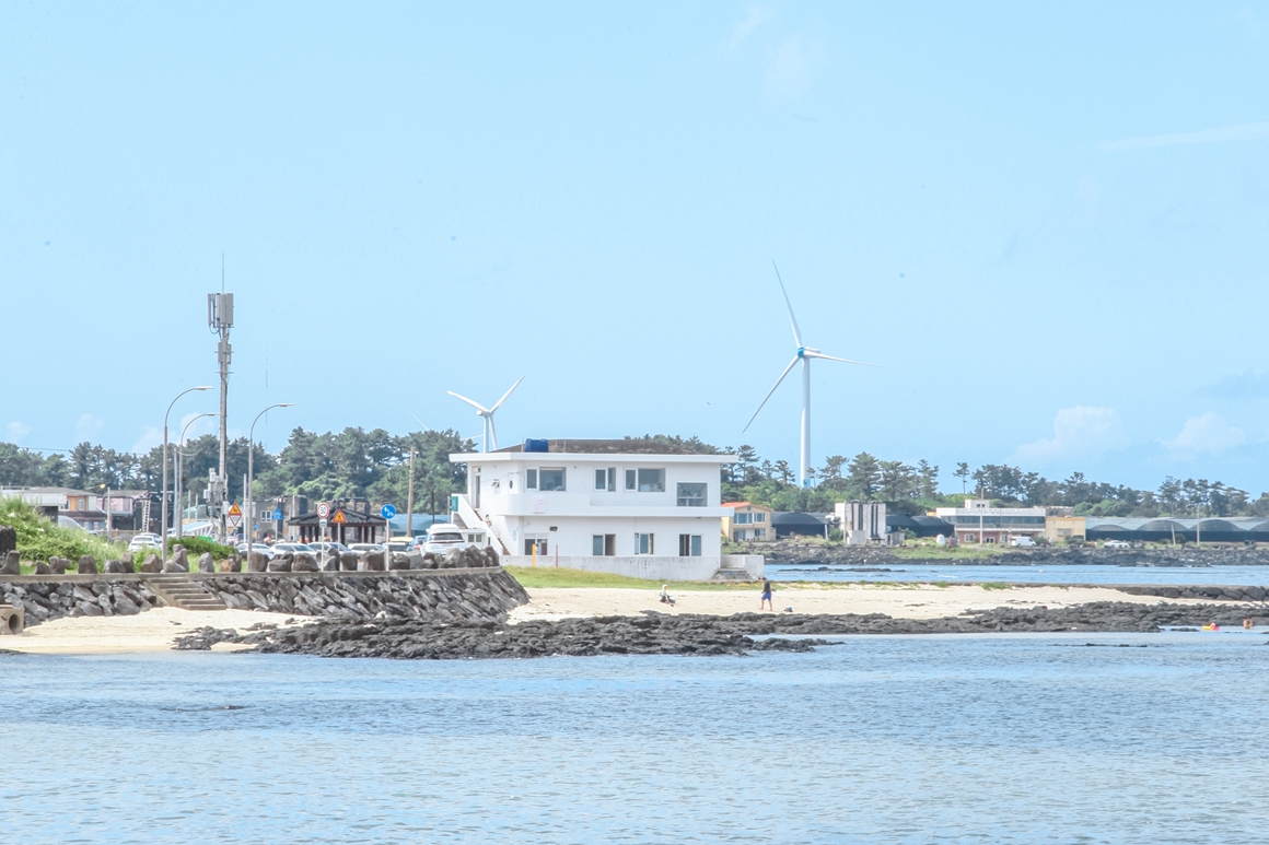 일상의 느긋한 섬에 스며드는 <나를 위한 제주 여행>