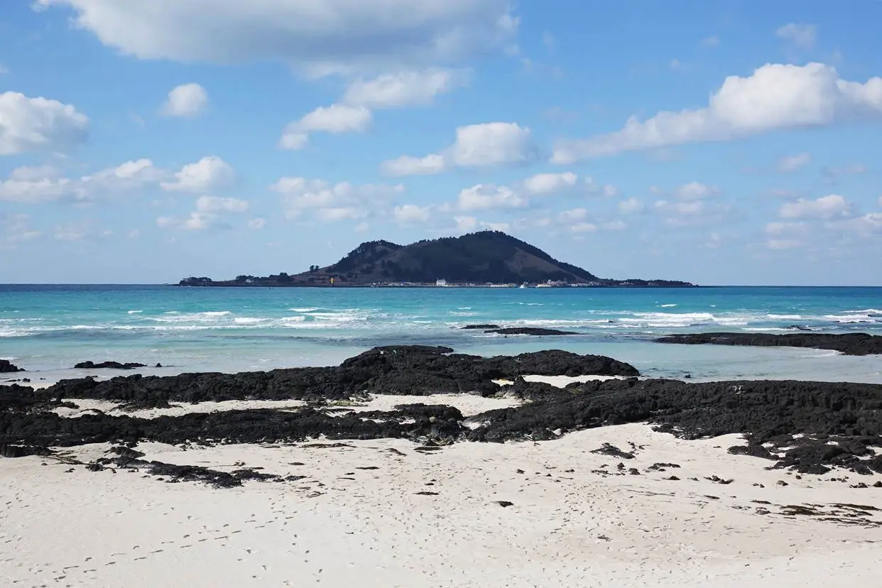 済州島・挟才海水浴場と飛揚島の海景