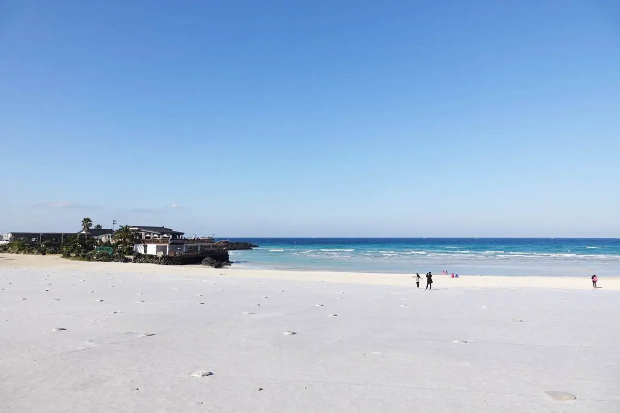 濟州咸德海水浴場寬闊白沙與海岸真實照片