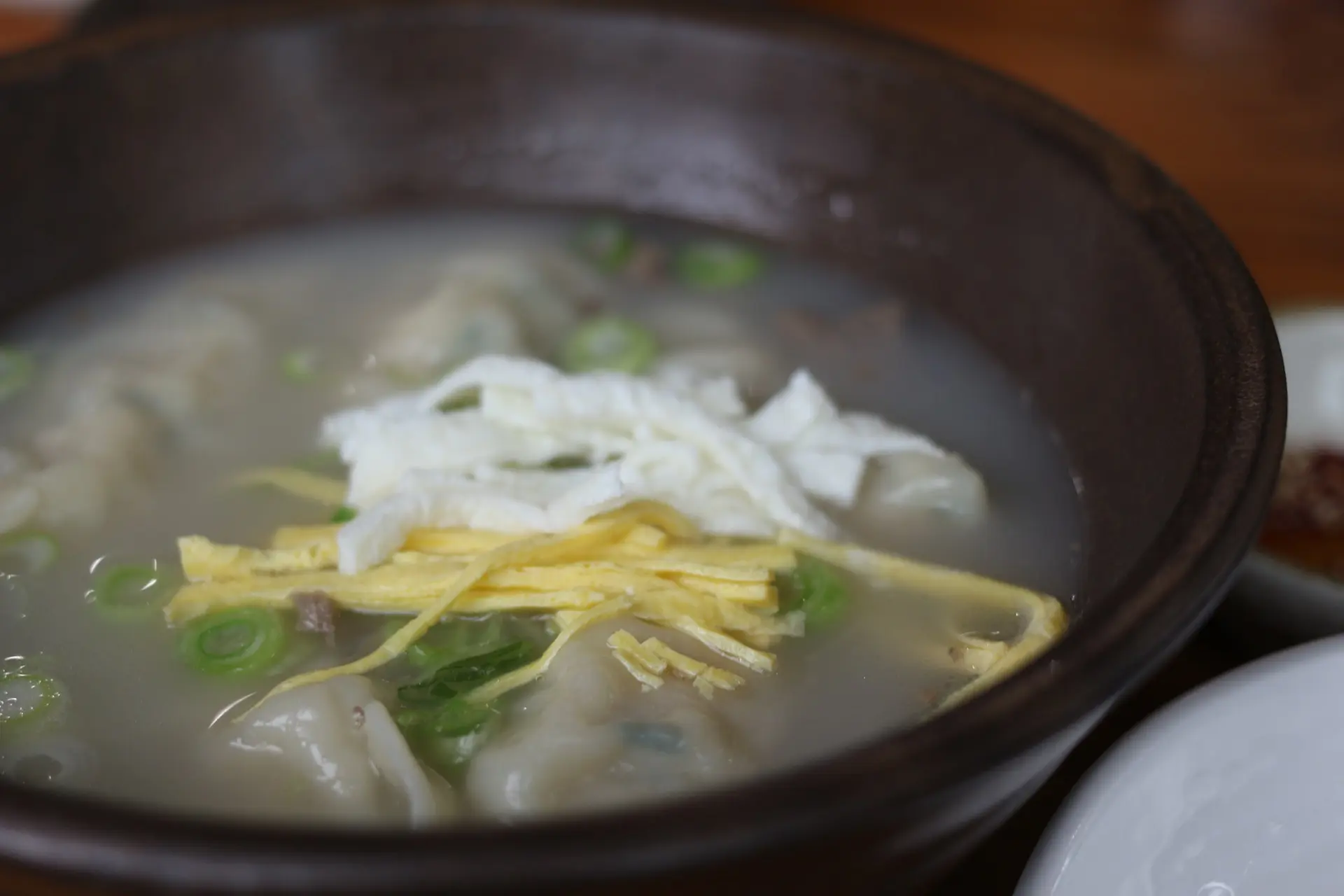 Myeonppopneunseonsaeng Mandubitneunanae (면뽑는선생 만두빚는아내)