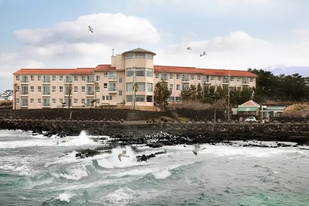 E.Land Park Kensington Resort exterior
