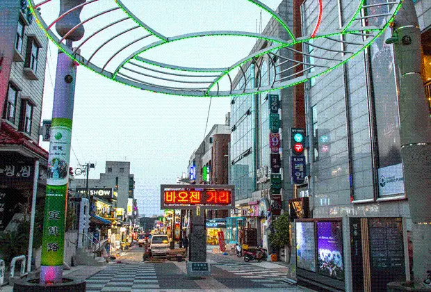 済州市蓮洞ヌウェマル通りの夕方の街並みと飲食店