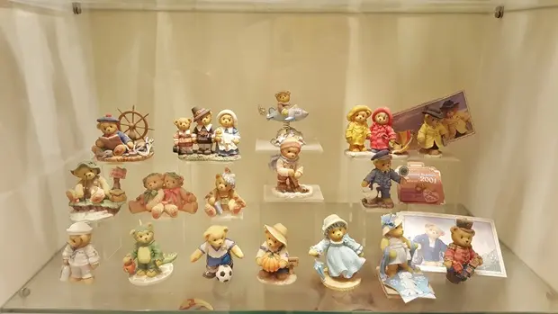 濟州 Teddy Bear Museum 多款服飾泰迪熊收藏真實展櫃