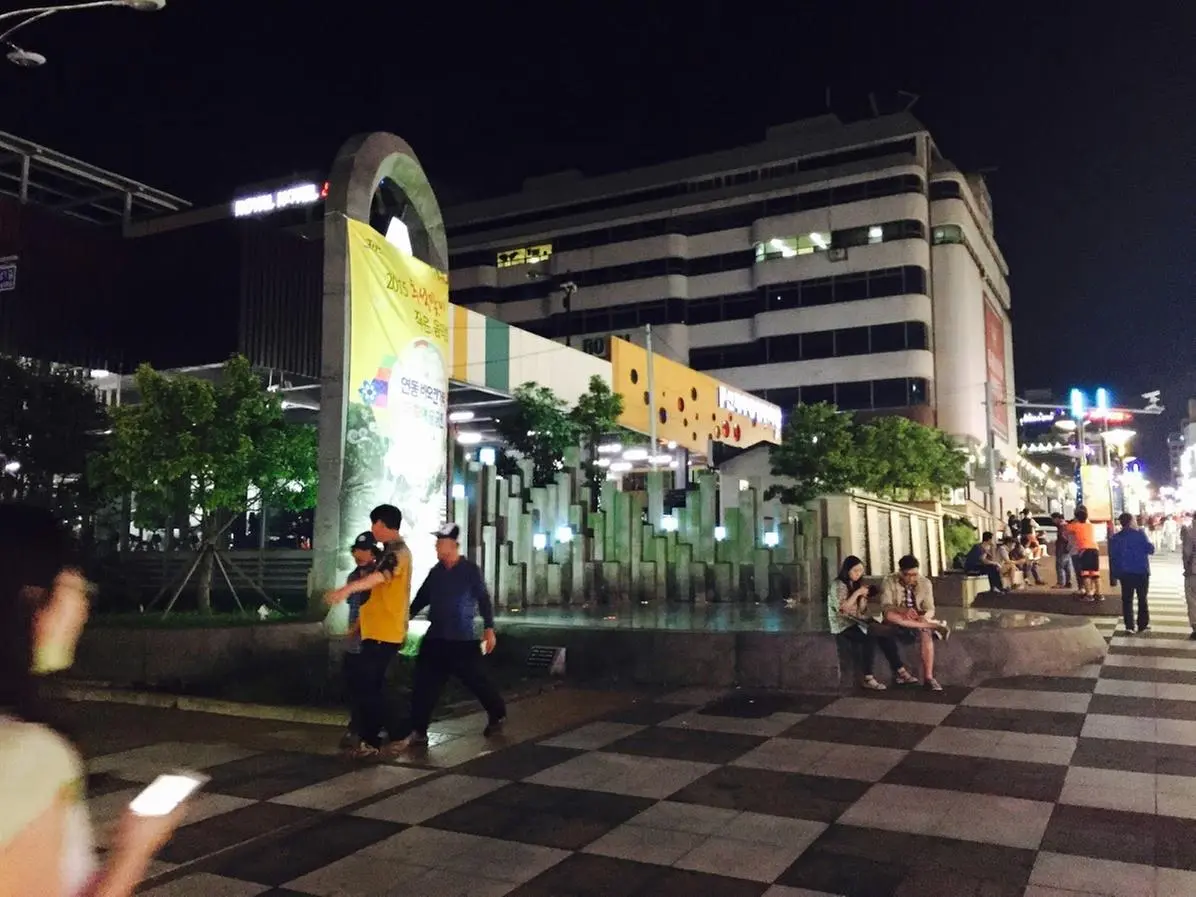 済州市蓮洞ヌウェマル通りの夜の商業エリア