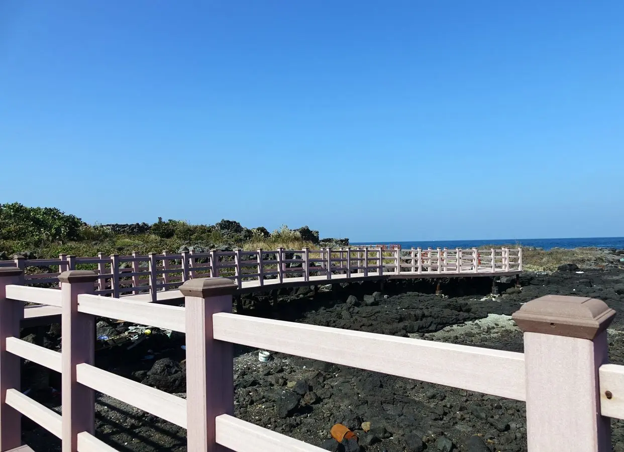涯月漢潭海岸步道黑色玄武岩與海岸木棧道