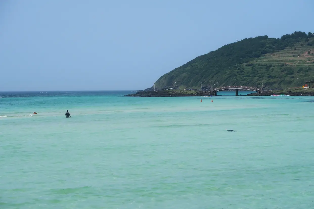 咸徳海水浴場の浅い海と西宇峰側の景色