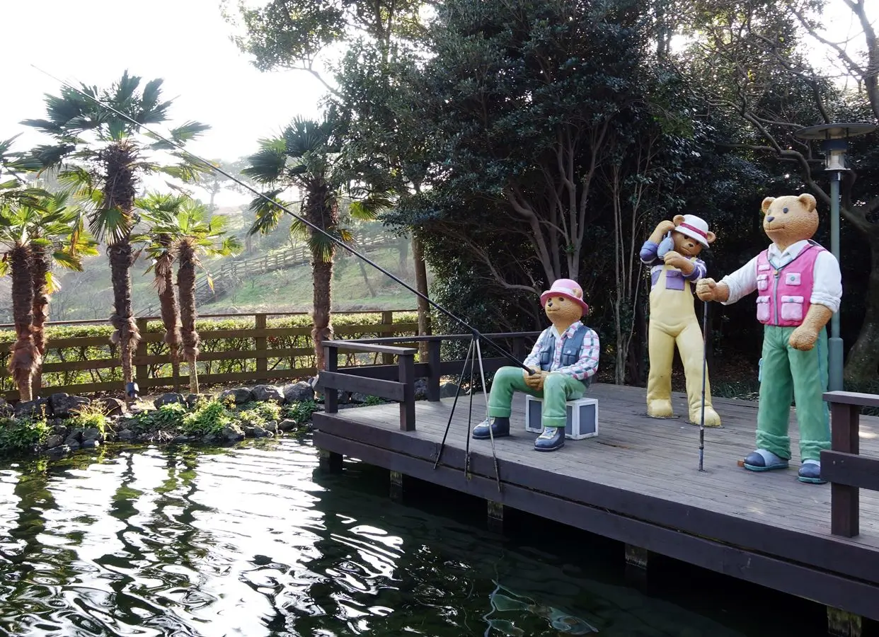 濟州 Teddy Bear Museum 戶外花園釣魚泰迪熊家庭真實場景
