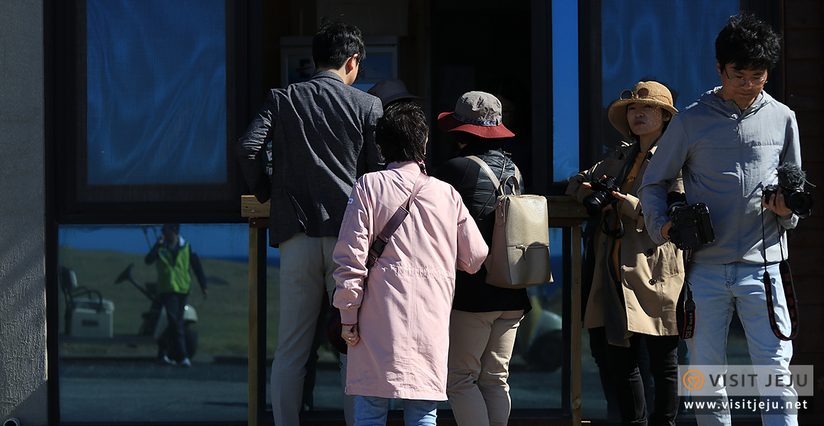 톳 어묵 고로케를 구입하고 있는 사람들