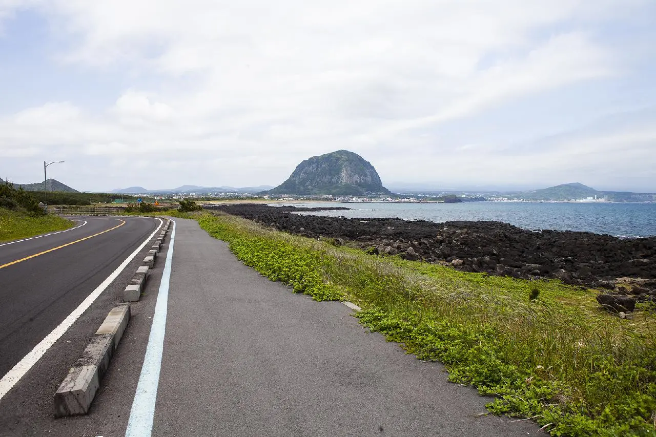Feel the Breeze From the Sea <Cycling Jeju: A Two-Wheeled Journey Along Dazzling Coastline>
