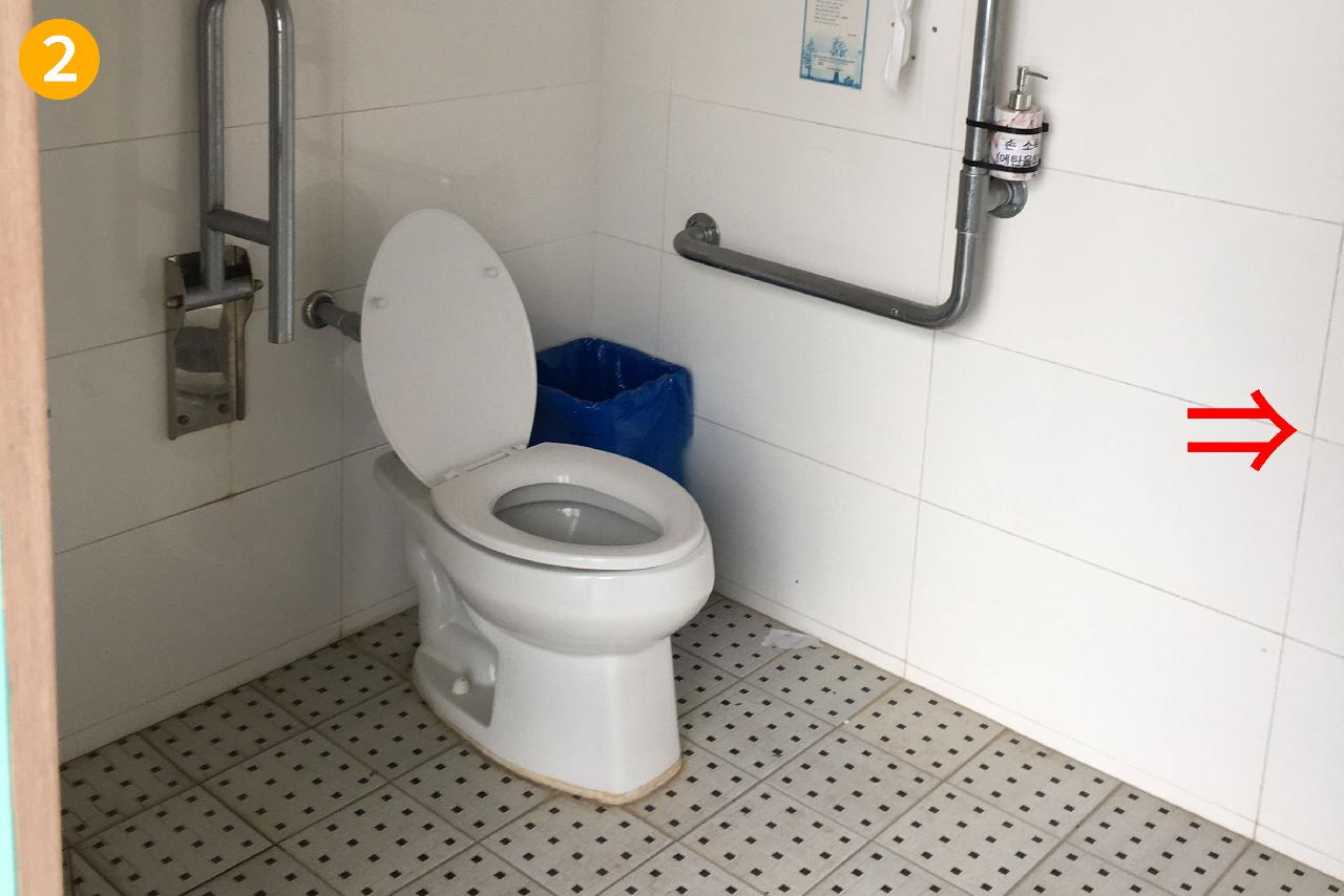 장애인화장실 내에 세면대 없음