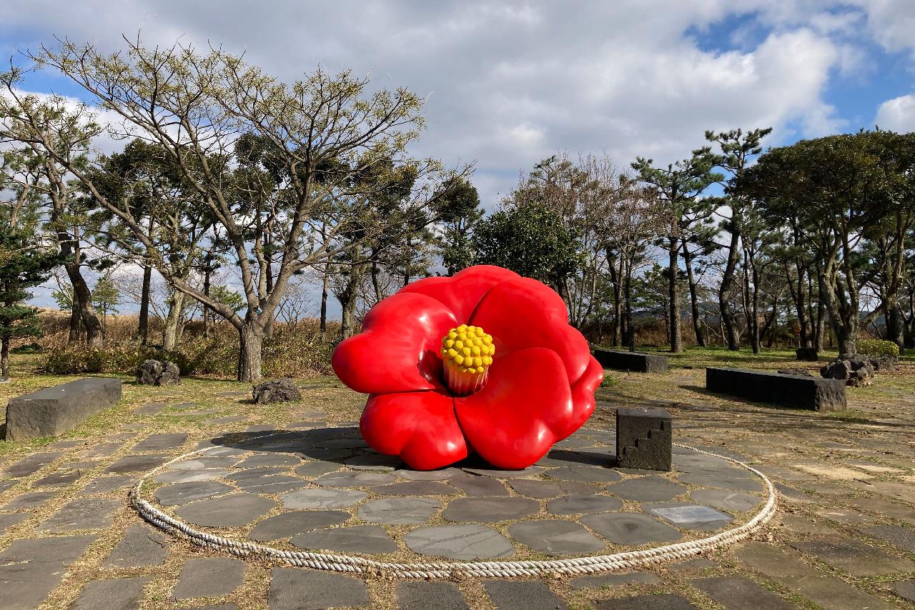 4 3평화공원 동백 조형물