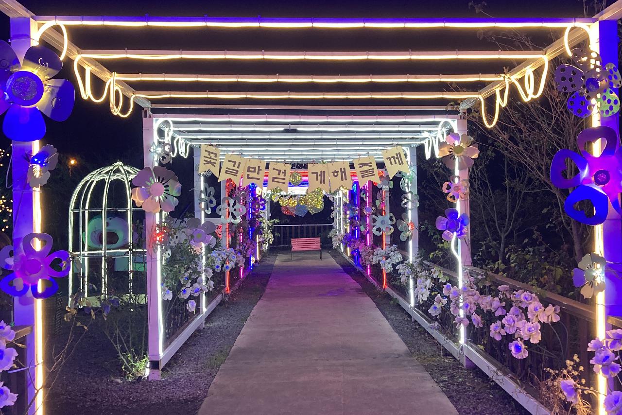 불빛정원의 산책로