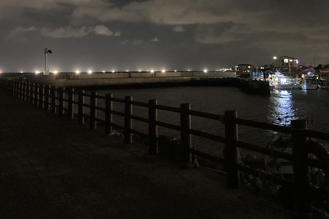 야간에 방파제에서 바라본 바다