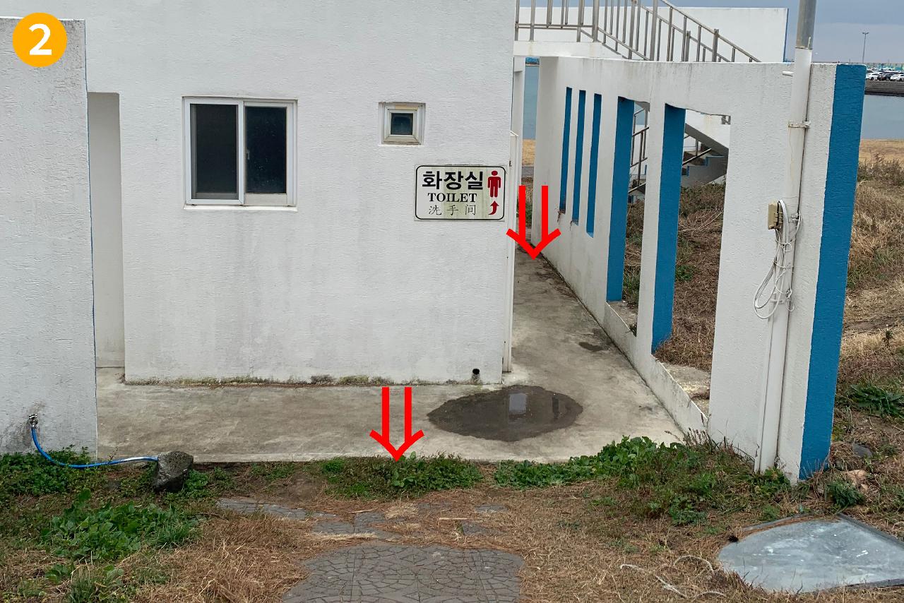 화장실 이용시 턱과 통행로가 좁아 보장구 이용이 어려움