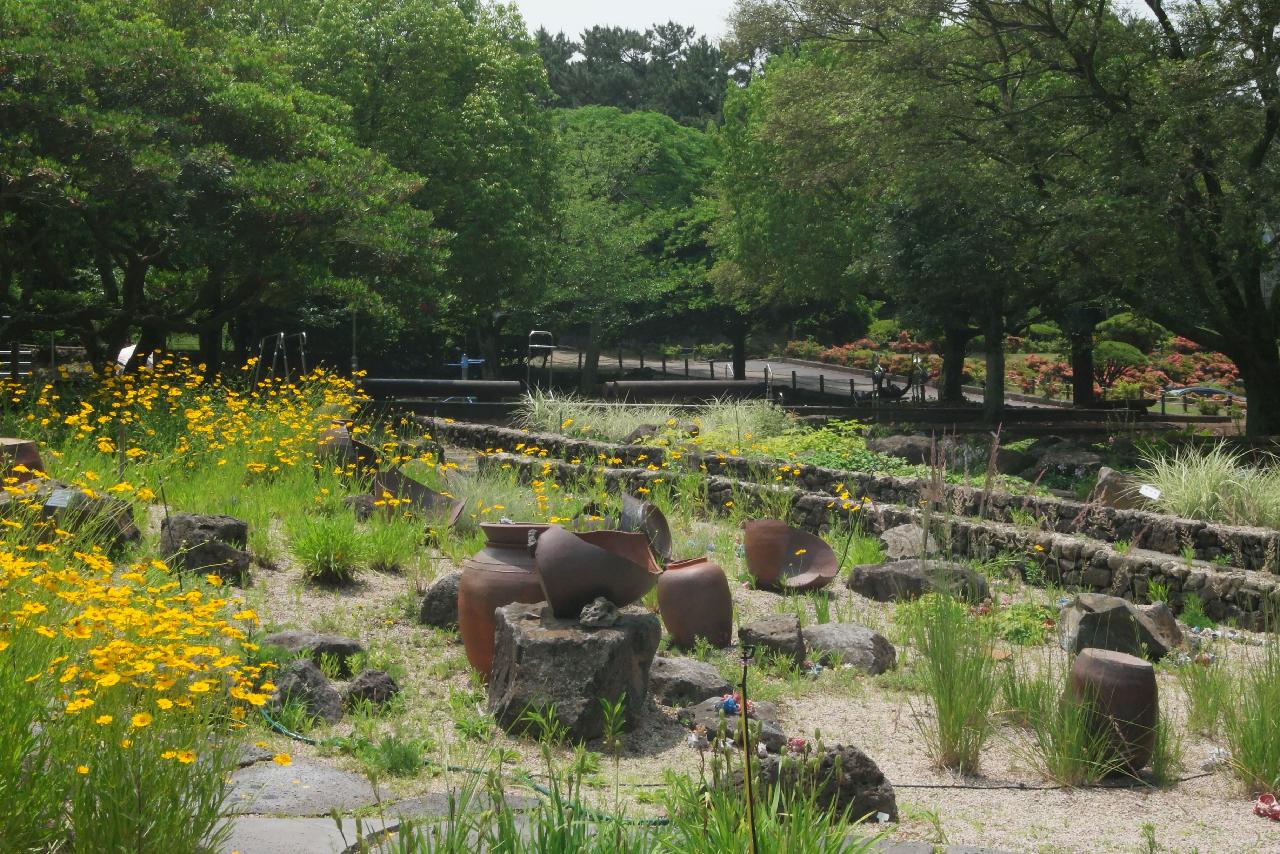 한라수목원 장독대 조형물