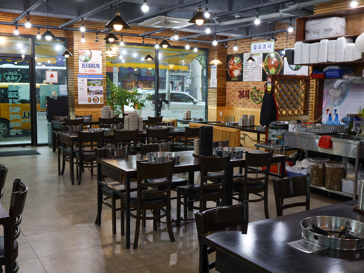 24시누름돌김치찌개 내부전경