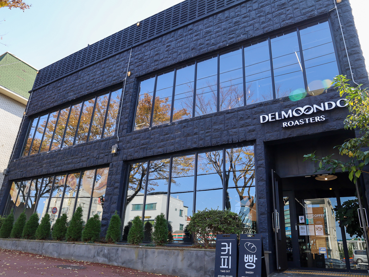 델문도로스터스 간판