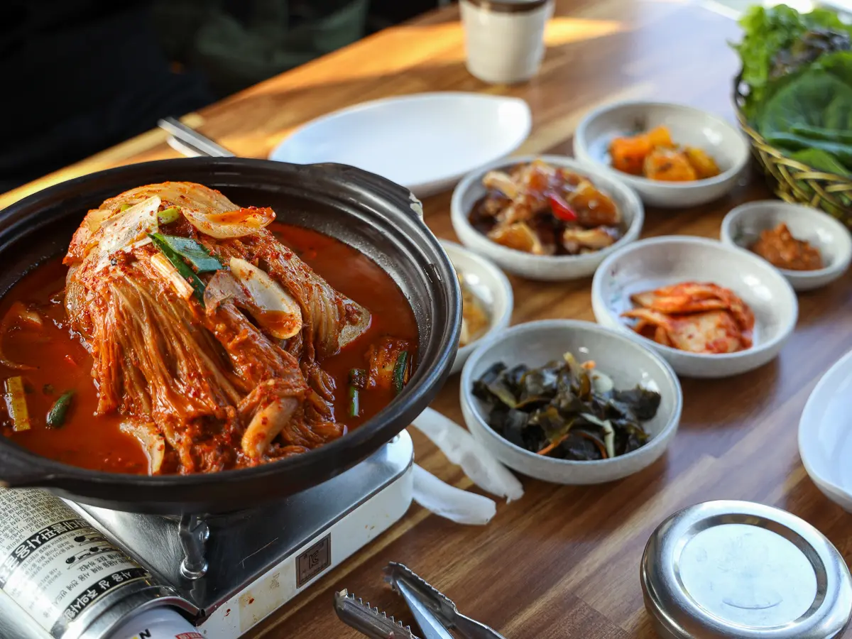 Seongsan Mackerel Ssam밥 (rice wrapped in lettuce) and Kimchi Jjim (성산 고등어쌈밥 김치찜)
