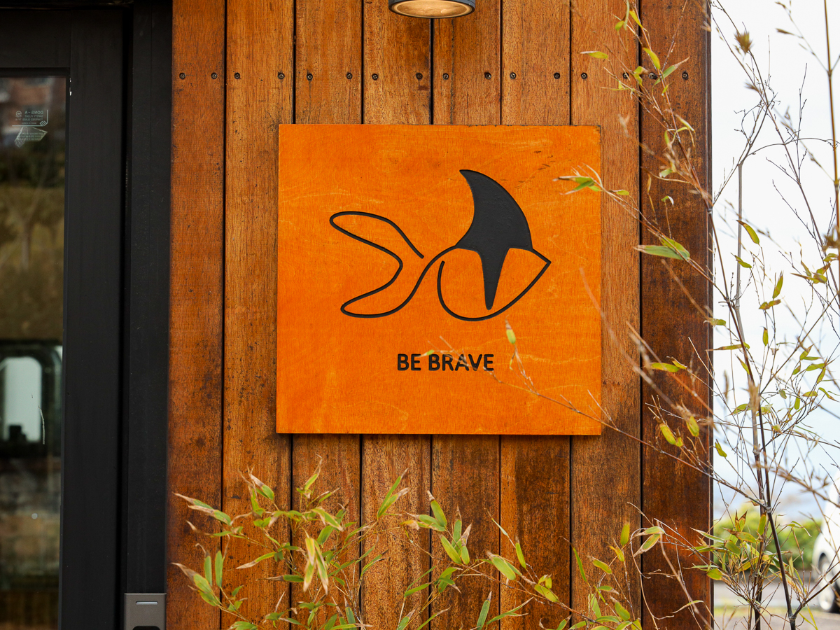 비브레이브커피로스터스 간판