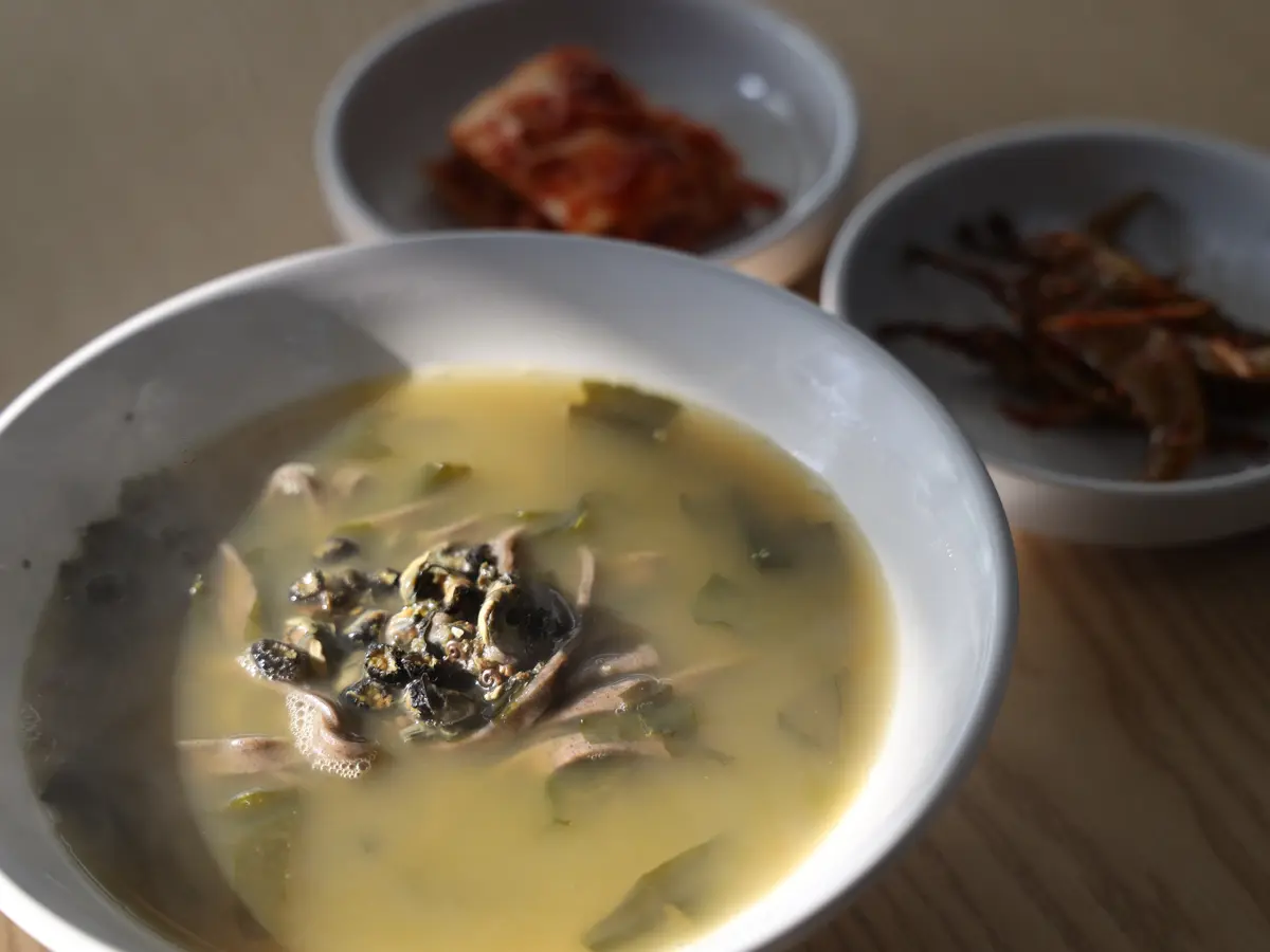Seogwang Sea Snail Kalguksu (서광보말칼국수 제주신화월드본점)