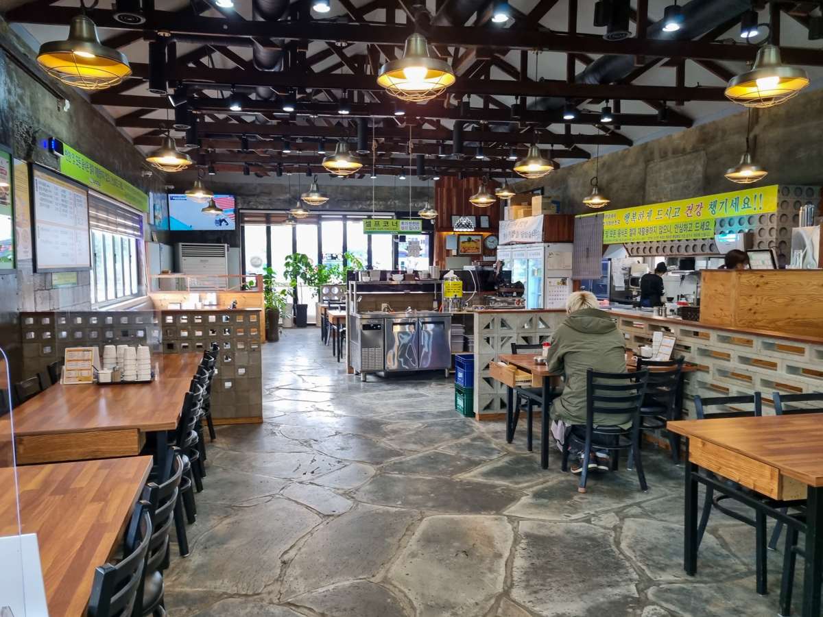 바우네나주곰탕 삼화점 내부