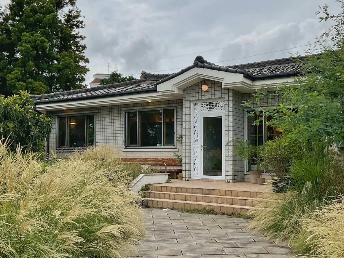 독서와 여유를 함께 즐길 수 있는 <제주 카페 추천 5>