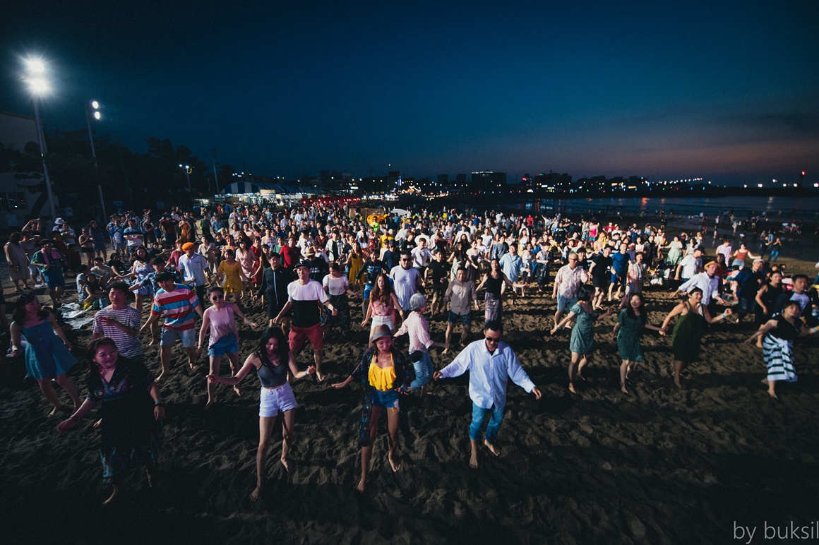 전통과 현재가 어우러진 <이호 해변 즐기기> 