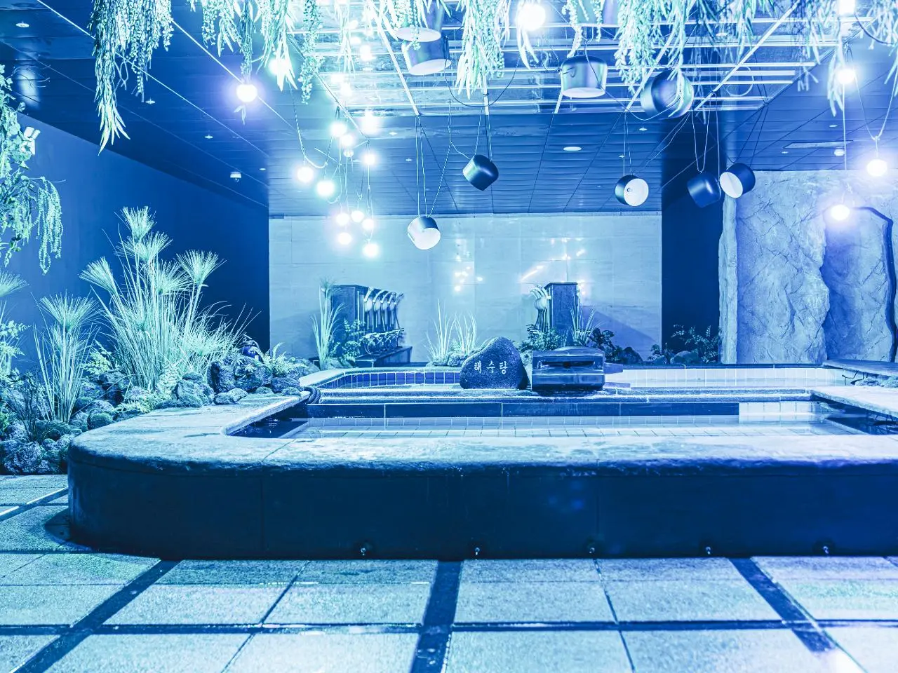 Waterworld Jeju 真實沉浸式燈光與水面展區