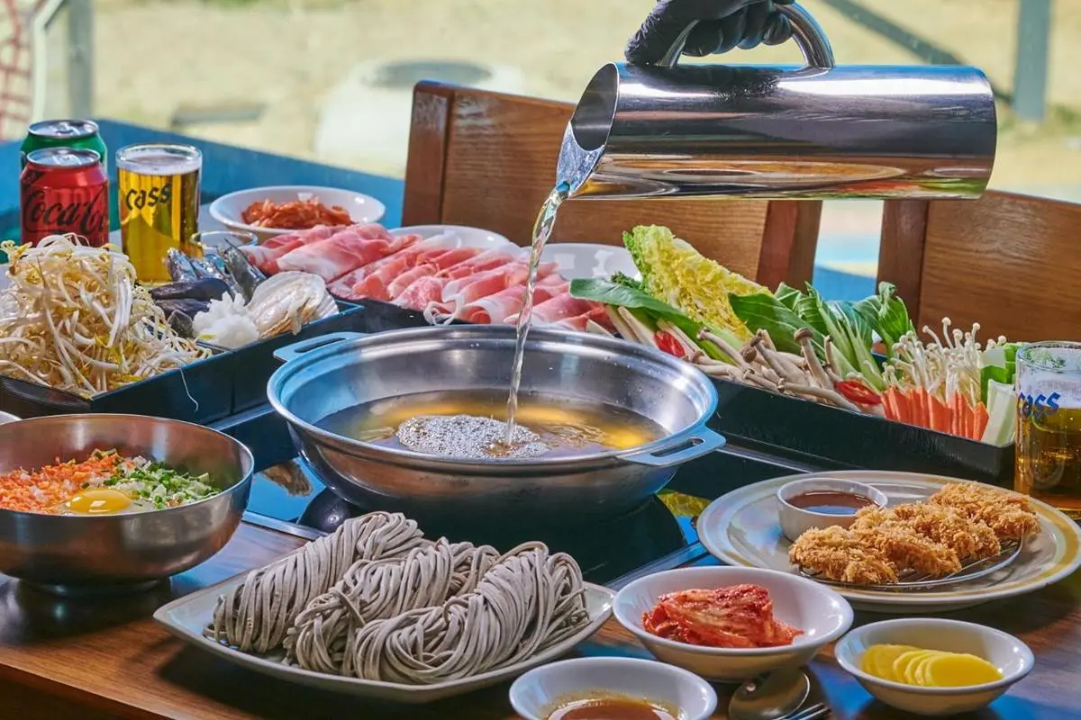 Jeju Bokjin Hamdeok (제주복진 흑돼지샤브 해물전골 함덕점)