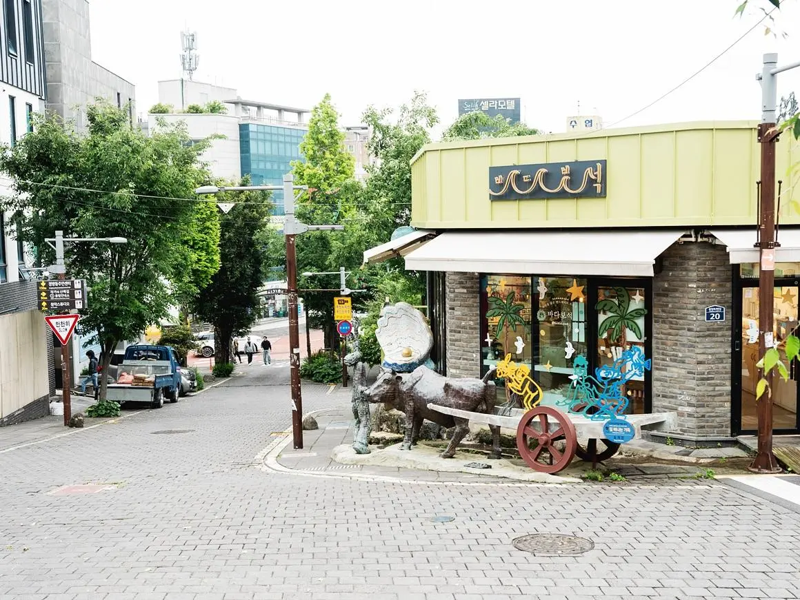 이중섭거리의 골목에서 조형물과 상점들이 여행자를 맞이하고 있다