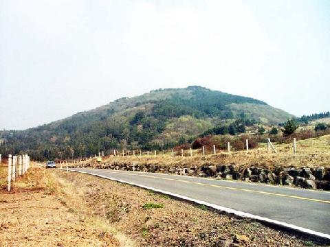 산세미오름 (삼산이오름)