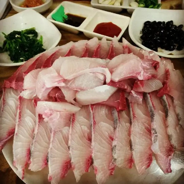 제주도 모슬포 부두식당<br>방어회와 지리탕은 입 안에서 살살 녹는다.<br>소중한 인연이라면 반드시 한번쯤은 같이 가고픈 곳<br><br>술 한잔 기울이며 이야기나누는 사람들도, 시끌벅적 친구들끼리 모여앉은 자리에서, 사랑하는 가족들과 함께 맛을 음미하는 모습까지 모두 가슴에 담기는 바닷가 근처, 모슬포의 식당