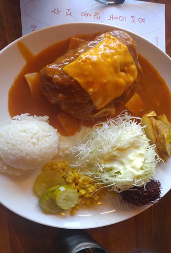 세화에 있는 얌얌 돈까스 집.<br>소스가 깊고 자극적이지 않은 맛이고 치즈가 흐르고 흘러 알차고 정말 맛있는 집