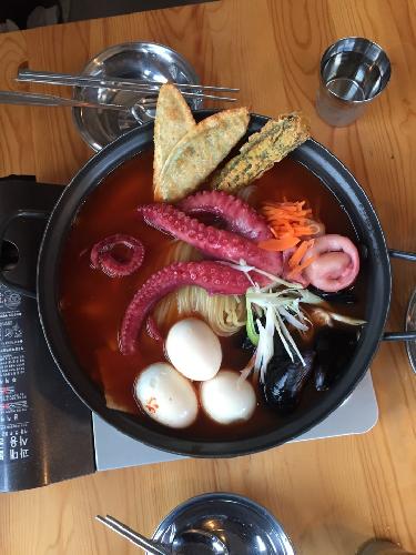 그냥 떡볶이도 맛있지만 <br>문어가 통으로 들어가 있어서<br>더 맛있는 즉석떡볶이 :)