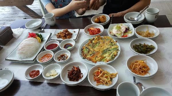 결혼 10주년 기념 여행에 방문한 제주도..두아이들과 함께 제주미향에 갔어요<br>종업원분이 아이들 먹거리도 챙겨주시고 제주도 방언에 대해 이야기해주시며 너무 기분좋았던 식당이네요