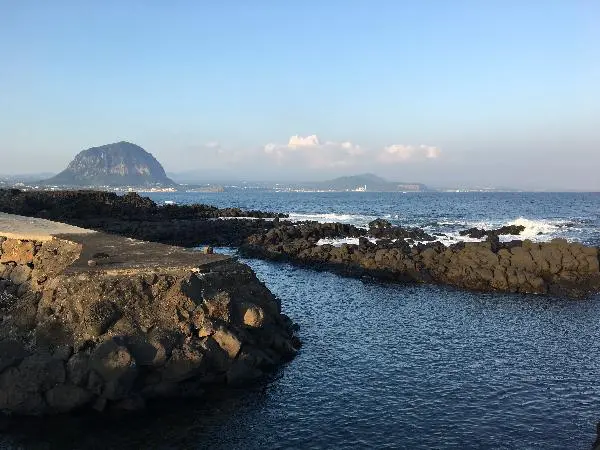 혼자 간 여행이었는데<br>정말 맑은 날의 산방산과 사계해안은 절경이더군요<br>하염없이 바라보다 왔어요ㅎㅎ