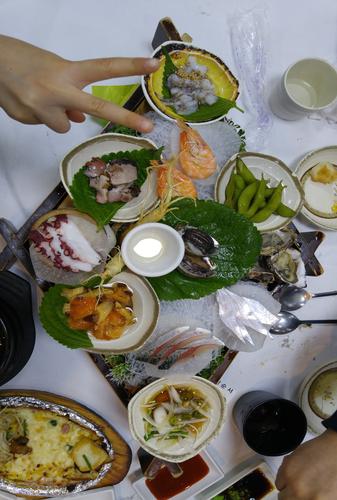 쌍둥이회집은 친절하고 잘나오기로 워낙 유명한 곳이죠??<br>끊임없이 나와서 정작 더 많은 음식은 찍지도 못했네요ㅎㅎ<br>어른도 아이도 모두 만족하는 회집으로 추천합니다<br>특히 직원들이 넘나 친절한것!!