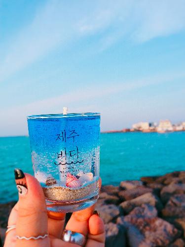 애월에 위치한 제주바다캔들입니다.<br>얼마전부터 SNS에 제주 기념품, 여행선물로 인기가 많더라구요<br>매장에 가보니, 알록달록 가지각색 캔들이 이쁘게 진열되어있었습니다. 가격은 10,000원부터 30,000원대까지 크기별로 다르답니다_