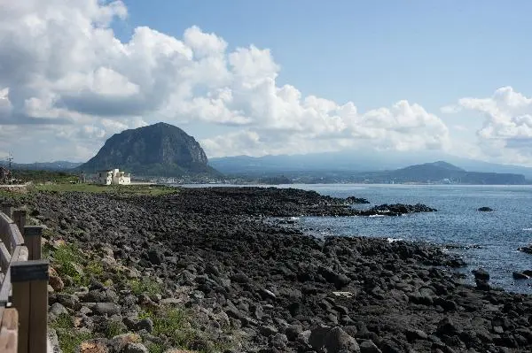 산방산 주변 올래길을 걷다가 해변 풍경
