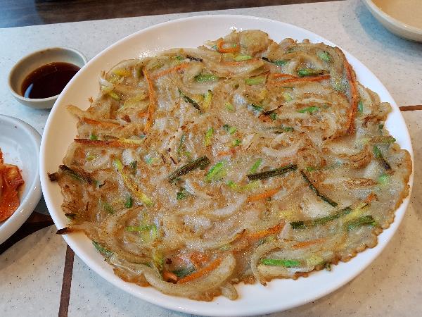 전도 칼국수도 자극적이지 않고 맛있다. 김치 맛이 조금 아쉽다.