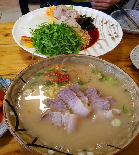 새콤한 회국수와 진한육수의 고기국수 둘다 너무 맛있습니다.
