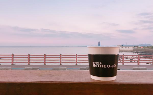 바다가 보이는 카페인 인더오조 입니다...<br>밖에서 파도소리 들으면서 커피를 마시면 몸도 마음도 힐링됩니다...!!!!