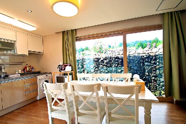 제주돌담.감귤과수원에 둘러쌓인 정갈한 한옥형 모던한 펜션 샘모루에서 힐링