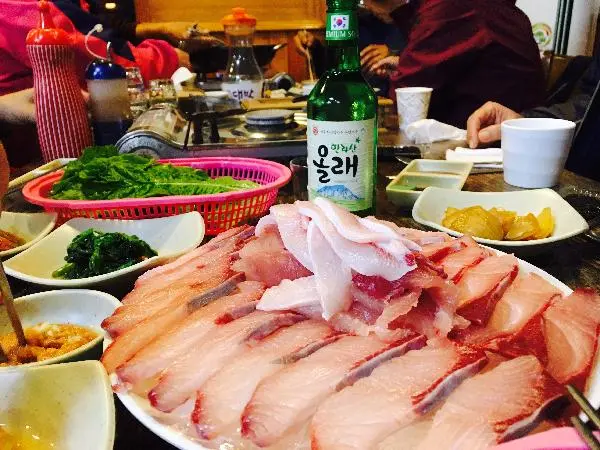 추운지금이 철이라는 방어, 고소한 회와 따뜻한 갈지조림 그리고 올레한잔이면 추운겨울도 따뜻할것같은 기분