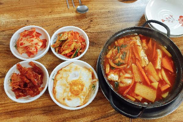 비싸고 유명하고 맛 좋은 곳 많지만<br>우도 들어가기전 성산항 입구에 있는<br>둥지식당을 찾아가 갈치조림 2인분을 시켰다<br>노부부 어른신이 주문즉시 조리하시고<br>가정식 반찬에 갈치뼈는 직접 다 빼주신다<br>너무 맛있고 정도 느낄수 있고<br>둥지식당은 다음 제주 여행시에도 다시 꼭<br>들리고 싶은곳이였다^^