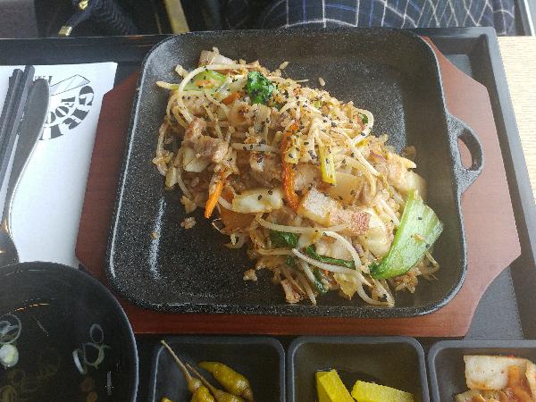 조천읍 조용하게 식사하기 너무좋은곳입니다<br>주문하시면 바로철판에 볶아주시는데<br>정말 맛잇습니다 이집사장님도 너무친절하십니다^^<br>후회 안하실겁니다~ 너무맛잇는집!