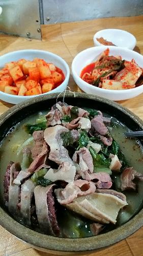 서귀포 오일장 구경하고 장터 안에 6000원 제주 순대국밥의 놀라운 맛.