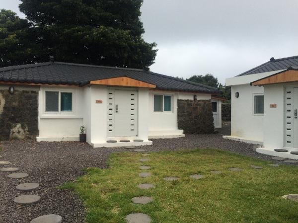 조용한 마을 속 위치해 편히 쉴 수 있는 곳😌<br>여기저기 주인장의 배려가 돋보이는 곳😍<br>아기자기한 소품들과 다양한 책이 있는 곳🤗<br>