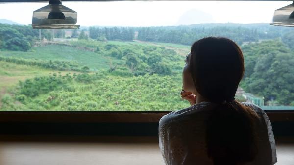 우연히 들른 카페에서 이렇게 멋진 뷰를 보게 될 줄 몰랐다. 2층 다락방 자리와  1층 테라스 에서 보이는 풍경은 정말... 꼭꼭 숨겨놓고 싶은 곳이다.